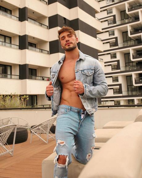 Ex-Fazenda Lucas Viana deixa calça aberta e posa com cueca à mostra - Reprodução/Instagram