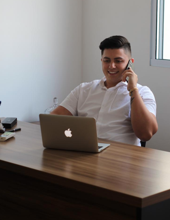 Márcio Araújo, que aos 19 anos, já é dono de uma empresa de marketing digital